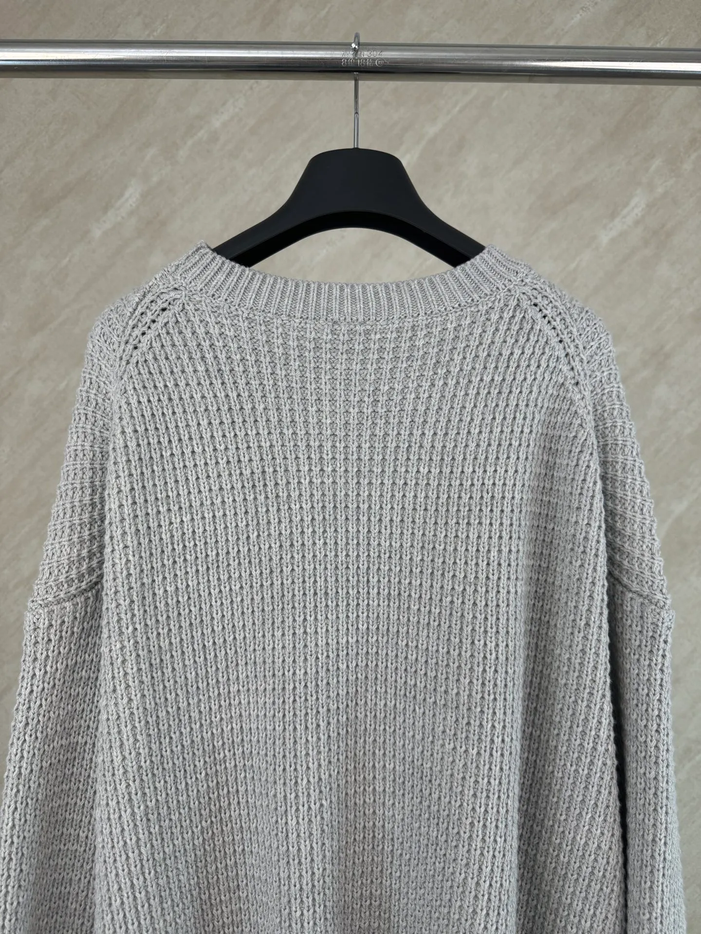 P570 Chrome Hearts cashmere waffle sweater size s m l The main body fabric is made of custom-woven and dyed cashmere and mulberry silk blended yarn. The whole dress takes nearly 200 minutes. The Chrome Hearts cross leather on both sides of the sleeves is genuine sheepskin. The hardware and cross sheepskin are all hand-sewn. The labor cost is extremely high. The back hardware accessories are molded and made to order. They are aged and oxidized.